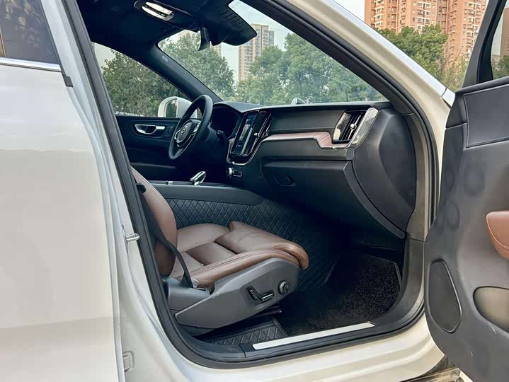 Фото 14 - Volvo XC60