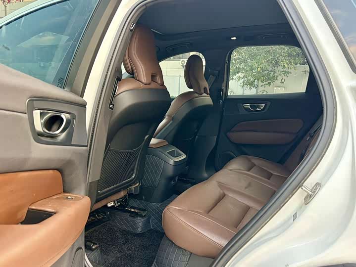 Фото 18 - Volvo XC60