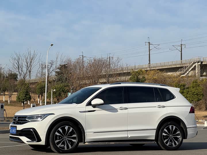 Фото 1 - Volkswagen Tiguan L Pro