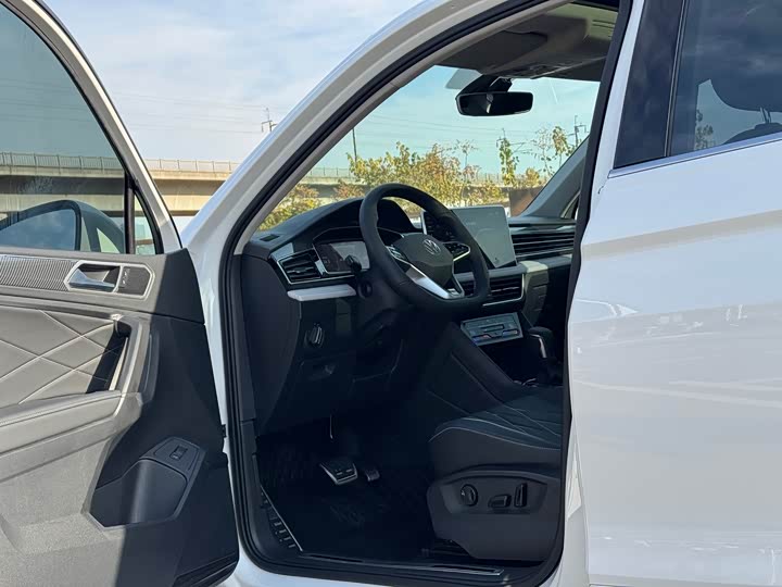 Фото 12 - Volkswagen Tiguan L Pro