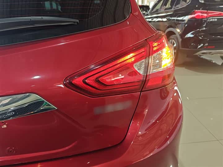 Фото 8 - Nissan Tiida