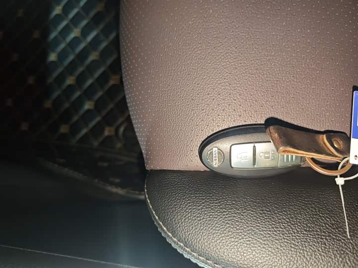 Фото 9 - Nissan Tiida