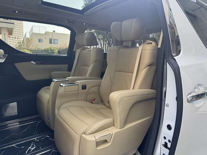 Фото 10 - Toyota Alphard