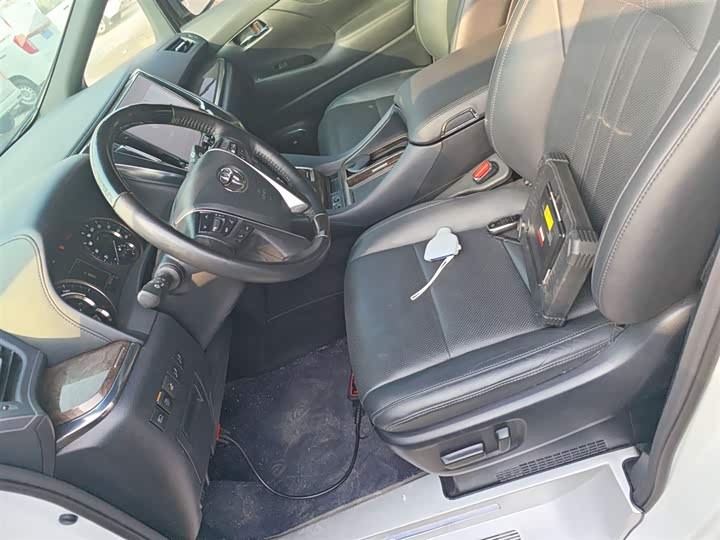 Фото 15 - Toyota Vellfire