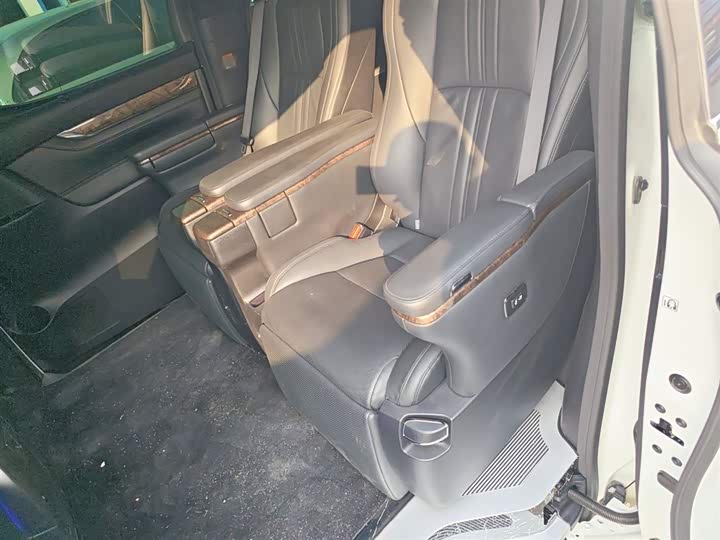 Фото 17 - Toyota Vellfire