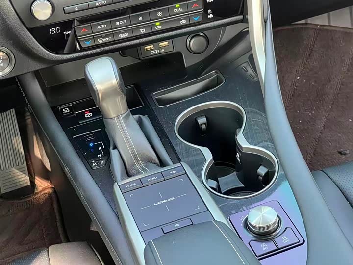 Фото 13 - Lexus RX