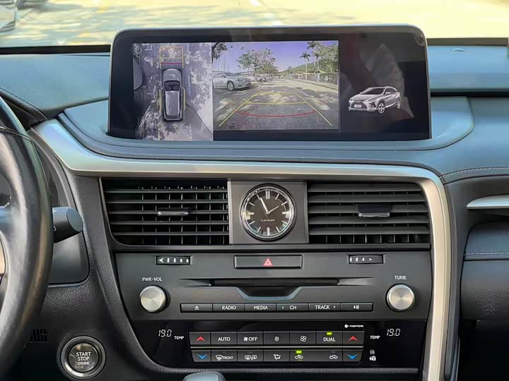 Фото 14 - Lexus RX