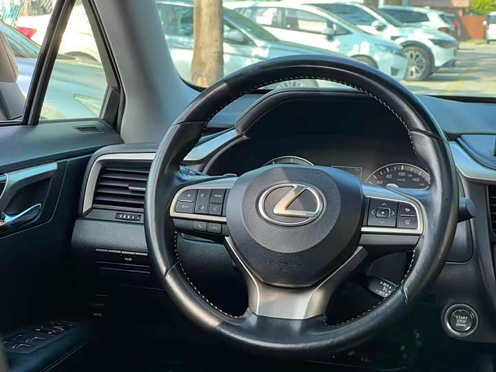 Фото 17 - Lexus RX