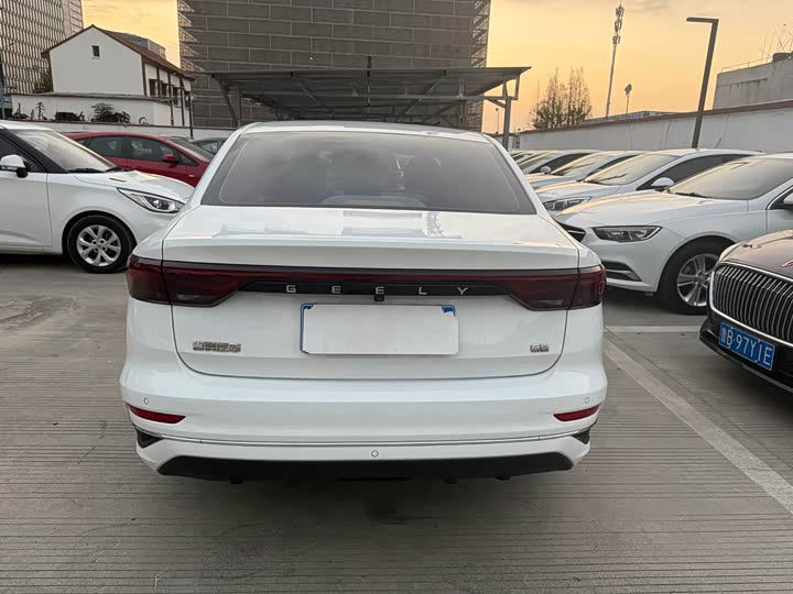 Фото 10 - Geely Emgrand