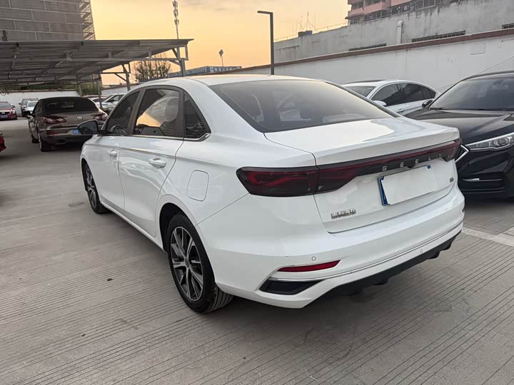 Фото 12 - Geely Emgrand