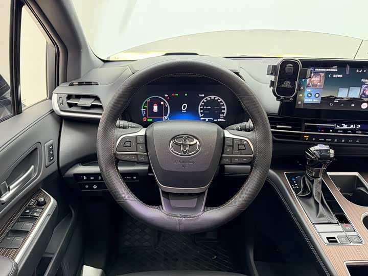 Фото 4 - Toyota Granvia