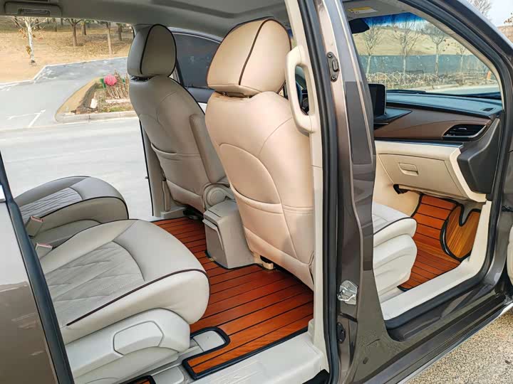 Фото 10 - Buick GL8 ES