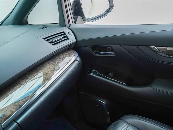 Фото 12 - Toyota Vellfire