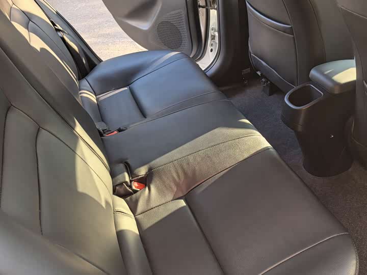 Фото 11 - Toyota Yaris L Hatchback