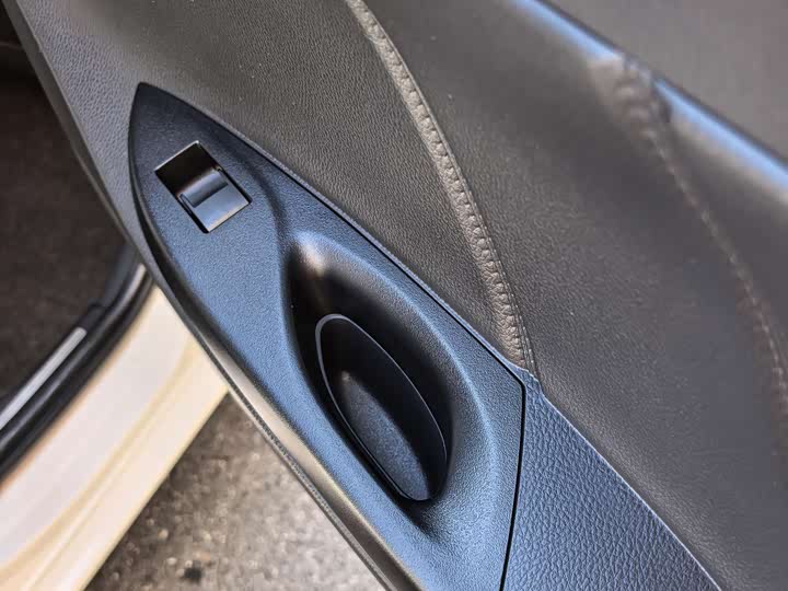 Фото 12 - Toyota Yaris L Hatchback