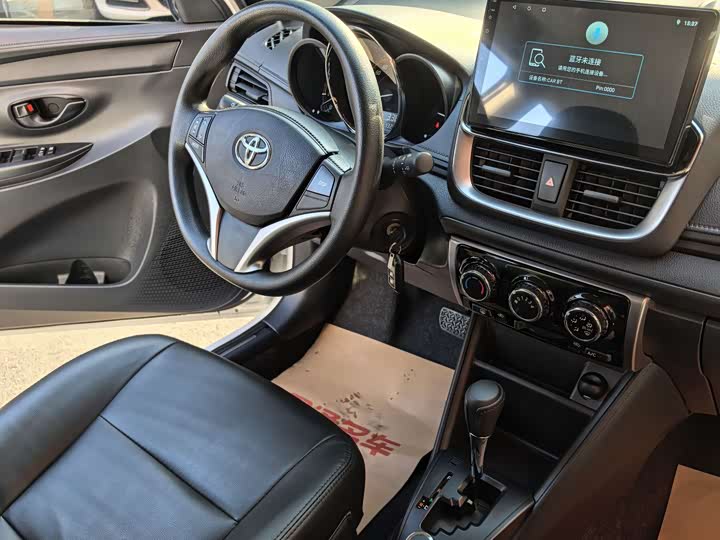 Фото 14 - Toyota Yaris L Hatchback