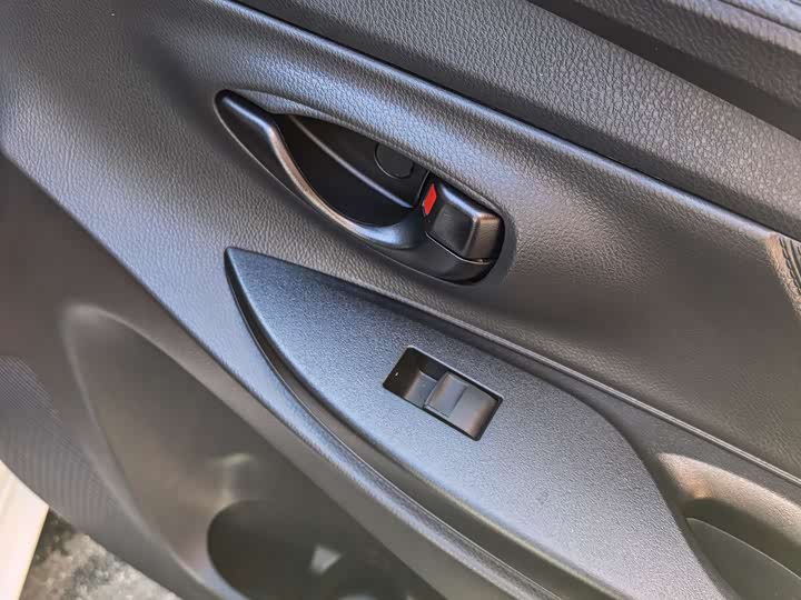 Фото 16 - Toyota Yaris L Hatchback