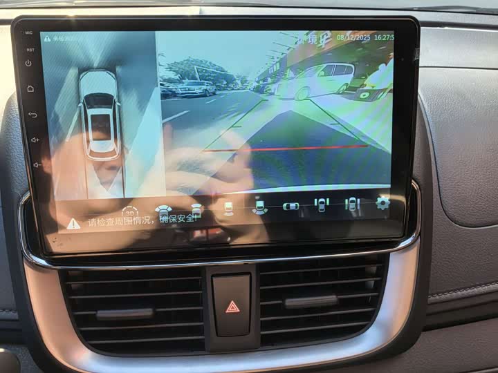 Фото 18 - Toyota Yaris L Hatchback