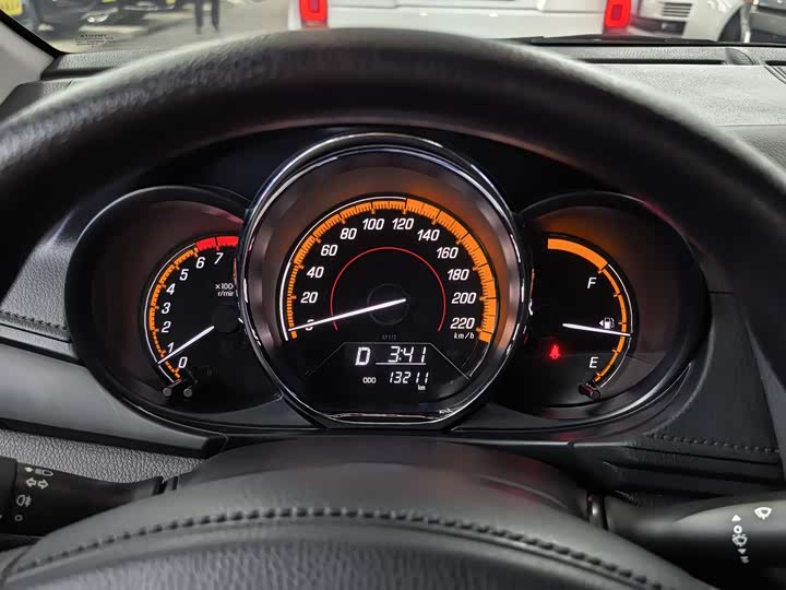 Фото 19 - Toyota Yaris L Hatchback