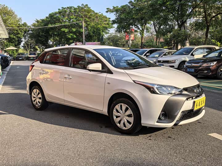 Фото 2 - Toyota Yaris L Hatchback