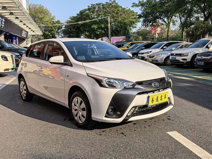 Фото 3 - Toyota Yaris L Hatchback