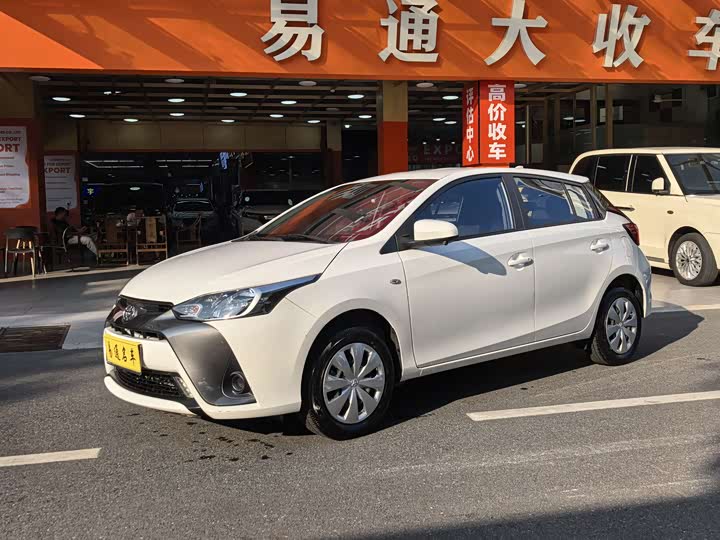 Фото 4 - Toyota Yaris L Hatchback