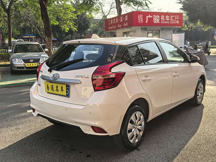Фото 5 - Toyota Yaris L Hatchback