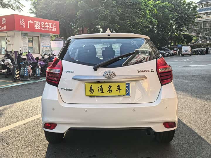 Фото 6 - Toyota Yaris L Hatchback