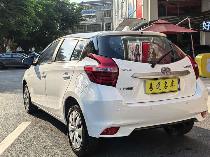 Фото 7 - Toyota Yaris L Hatchback