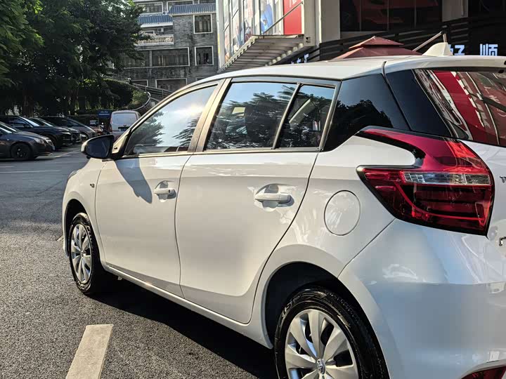 Фото 8 - Toyota Yaris L Hatchback