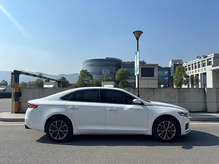 Фото 4 - Geely Preface