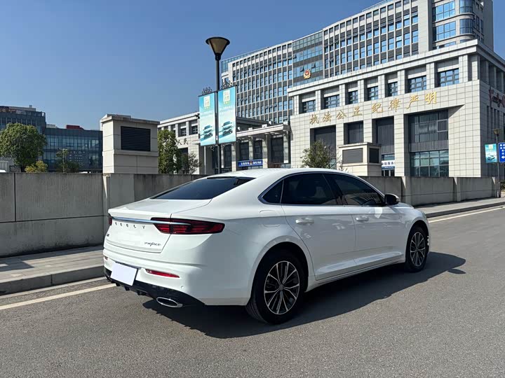 Фото 7 - Geely Preface