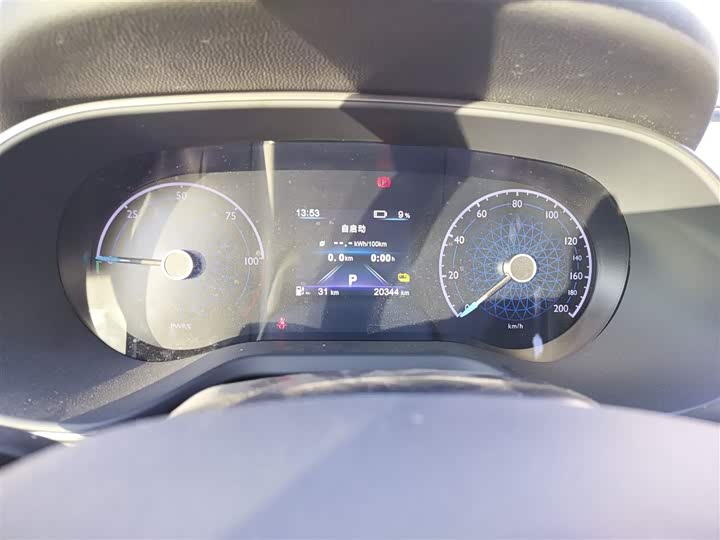 Фото 12 - Hongqi E-QM5