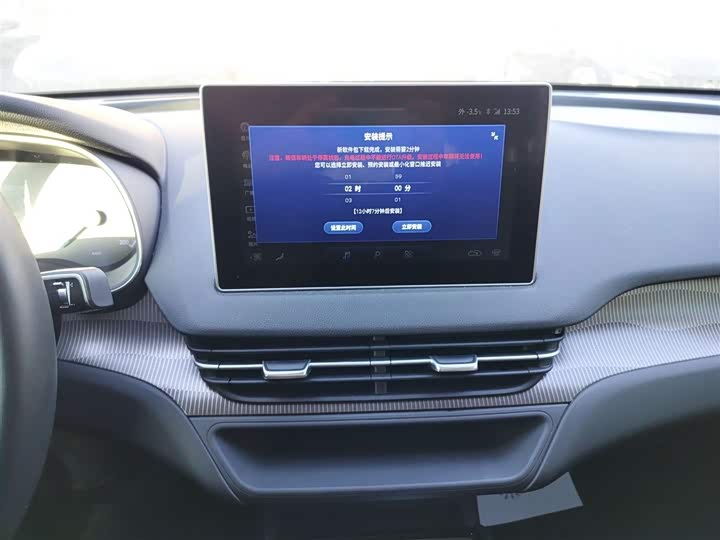 Фото 13 - Hongqi E-QM5