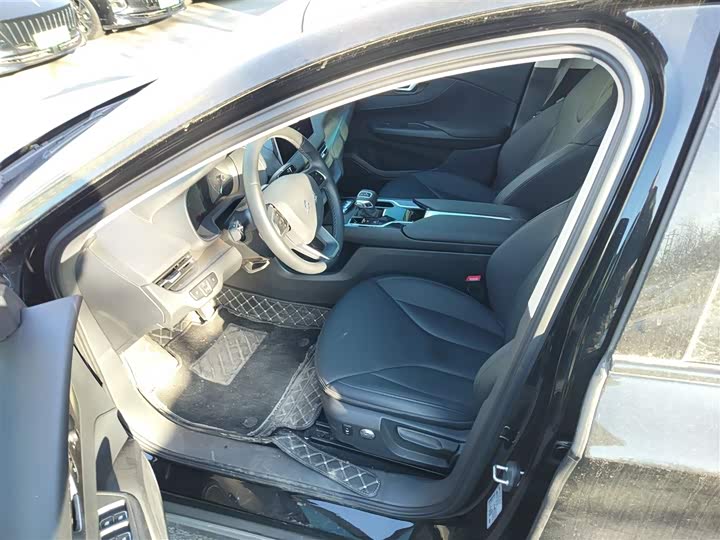 Фото 16 - Hongqi E-QM5