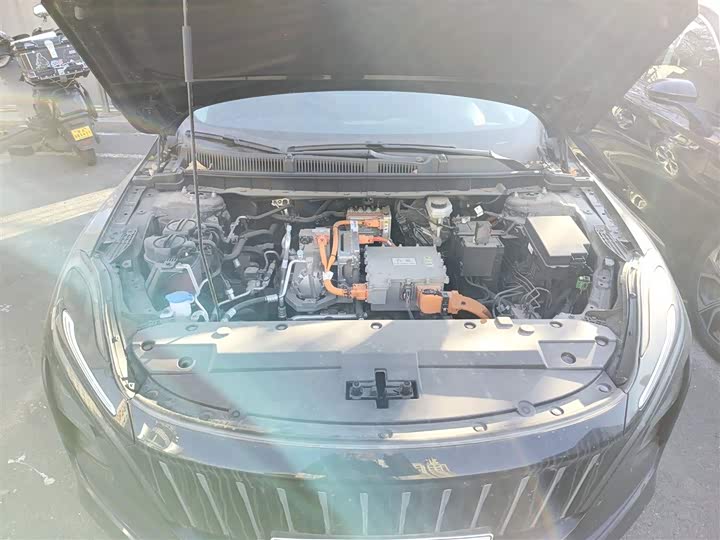 Фото 20 - Hongqi E-QM5