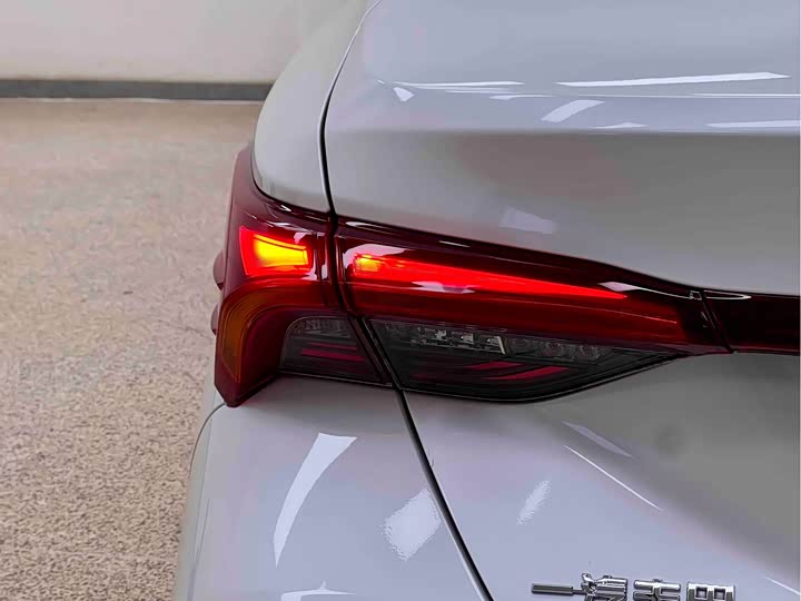 Фото 8 - Toyota Avalon