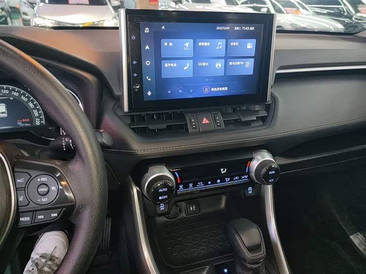 Фото 13 - Toyota RAV4