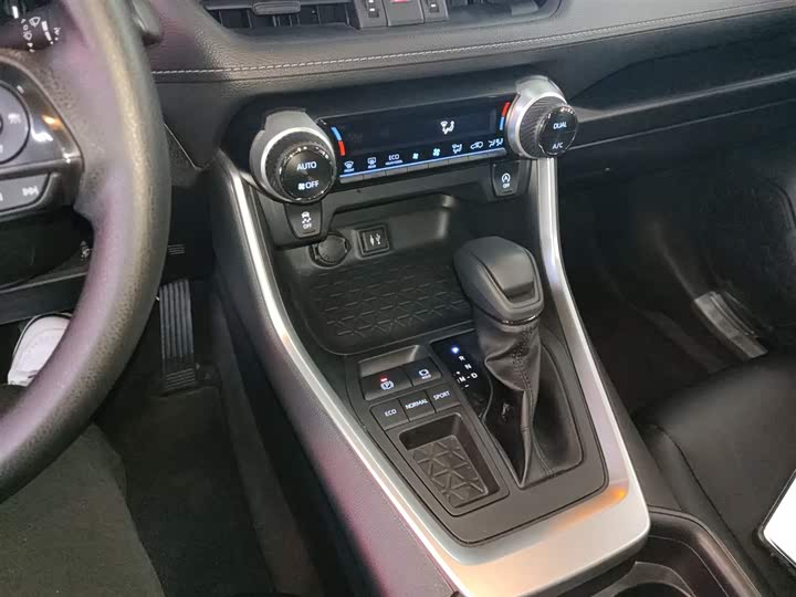 Фото 14 - Toyota RAV4