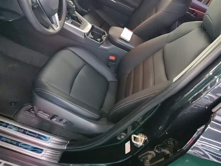 Фото 15 - Toyota RAV4