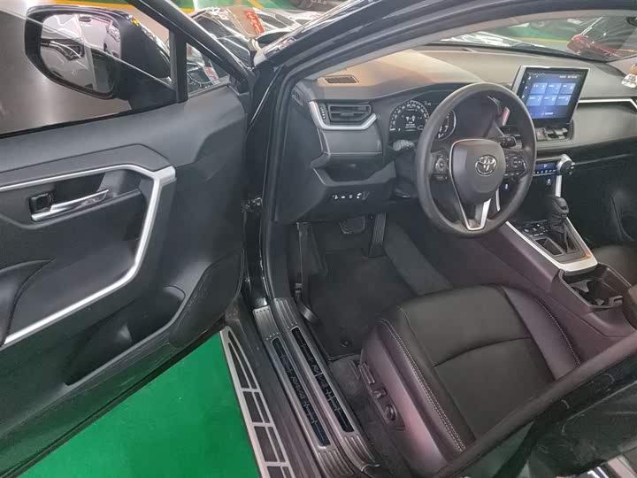 Фото 16 - Toyota RAV4