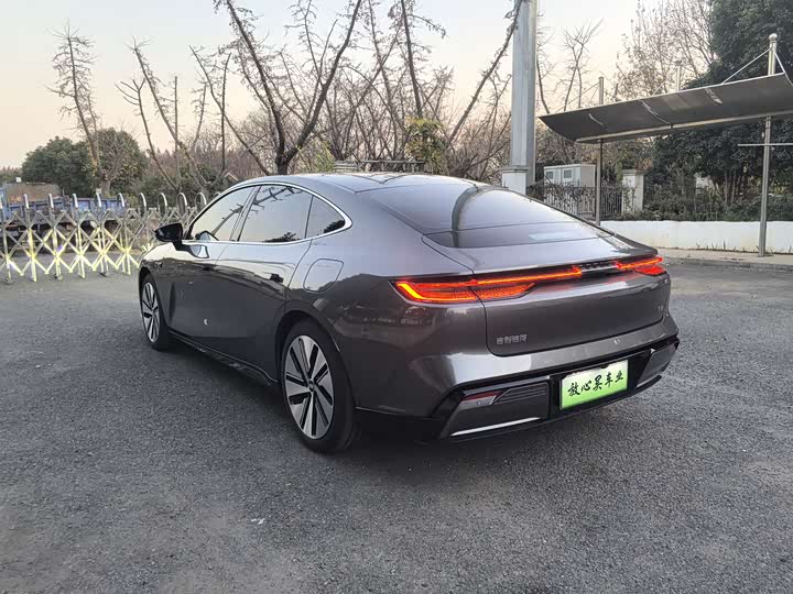 Фото 12 - Geely Galaxy E8