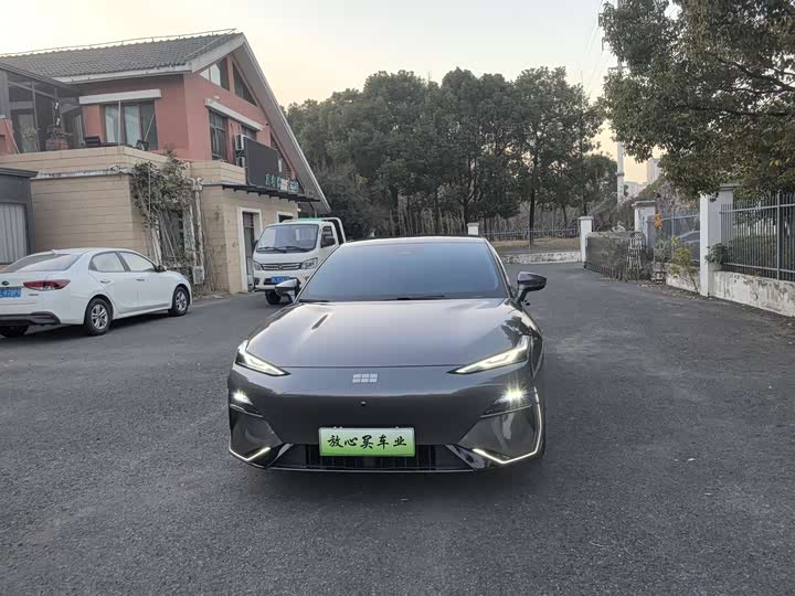 Фото 2 - Geely Galaxy E8