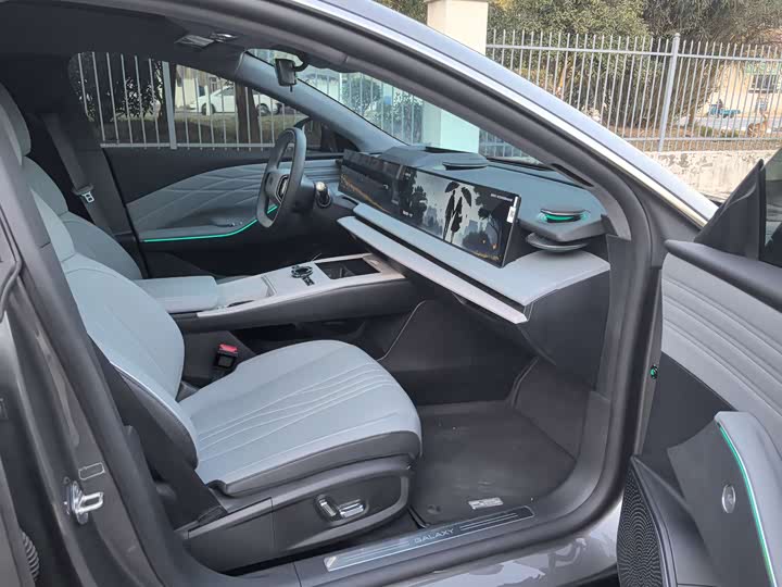 Фото 4 - Geely Galaxy E8