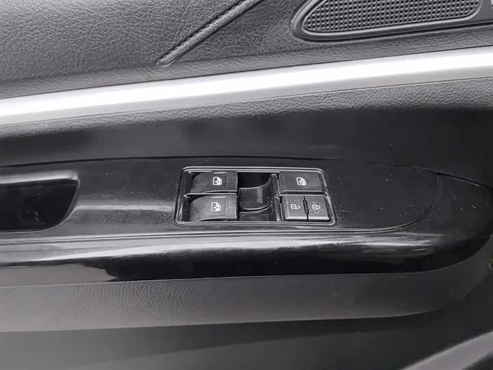 Фото 9 - Dongfeng Forthing Lingzhi M5