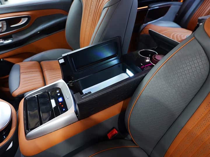 Фото 13 - Mercedes-Benz V-Class