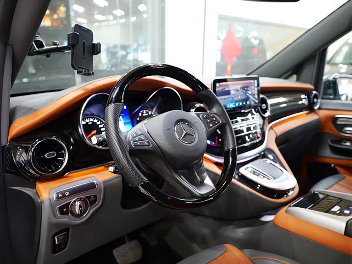 Фото 8 - Mercedes-Benz V-Class