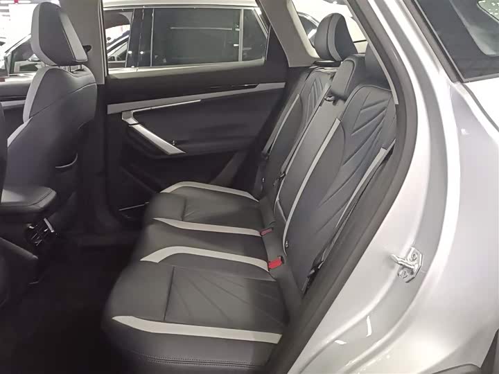 Фото 17 - Geely Atlas L