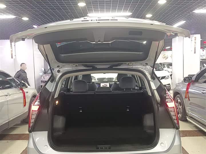 Фото 19 - Geely Atlas L