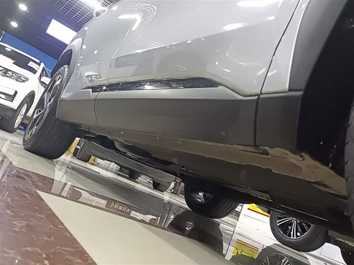 Фото 21 - Geely Atlas L